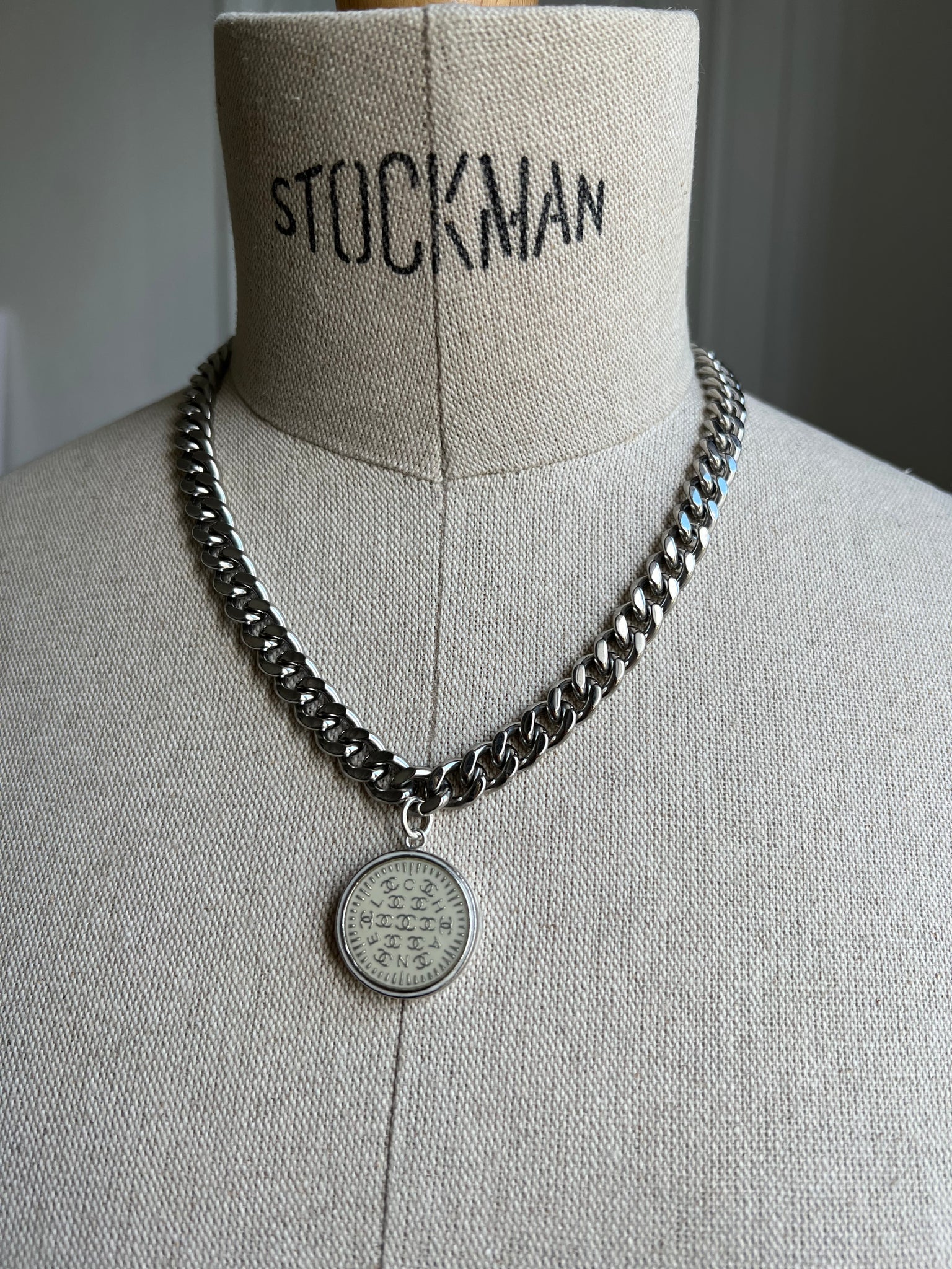 Pendentif upcyclé LOGO